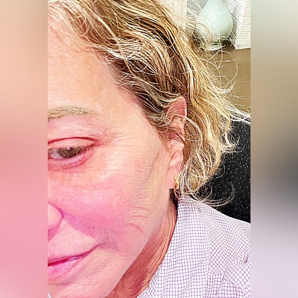 Small 13mm Huggies YG Filled, Click Bar, Sleeping Earring, Outer Ear, NWT - Picture 5 of 8